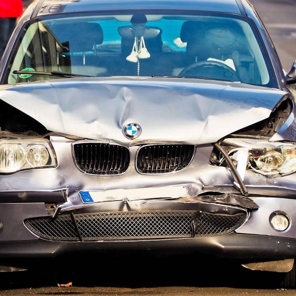 Incidente stradale del dipendente: l’azienda può recuperare i costi?