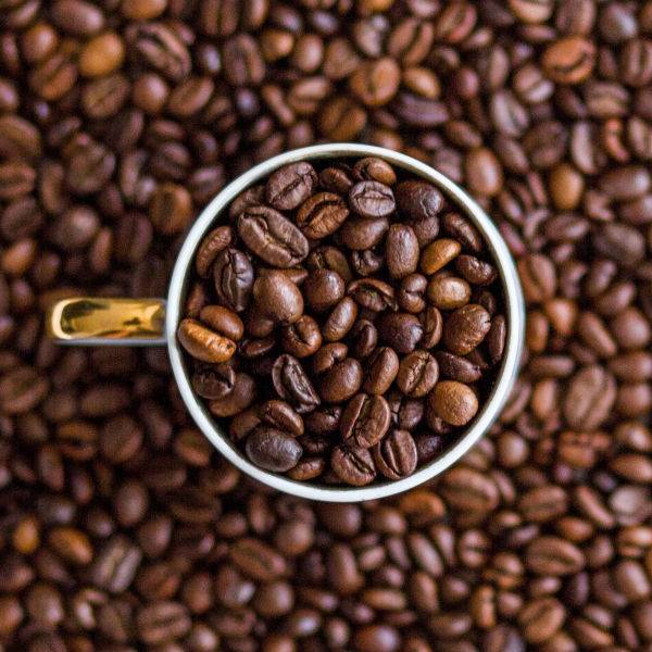 Il risveglio dei chicchi: perché il caffè torna a farsi in grani
